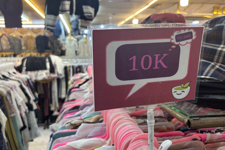 Rencana pemerintah menindak impor pakaian bekas ilegal tak menyurutkan minat anak muda terhadap thrifting. Simak cerita Aza dan Malihah berikut ini.