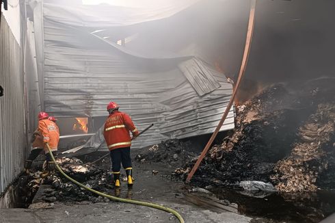 Pabrik Kertas di Malang Terbakar, Petugas Kesulitan Padamkan Api