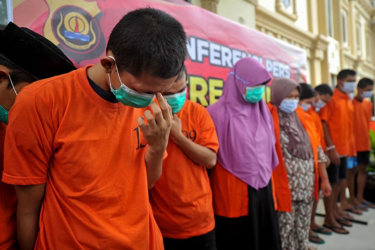 Sejumlah tersangka kasus tindak pidana perdagangan orang (TPPO) dihadirkan saat rilis di Mapolda Jambi, Jambi, Senin (24/7/2023). Dalam dua bulan terakhir, polisi berhasil menangkap 37 tersangka kasus TPPO pekerja seks komersial, termasuk beberapa di antaranya adalah anak di bawah umur, dan seorang tersangka lain dalam kasus TPPO pekerja migran Indonesia tujuan Malaysia dengan barang bukti uang tunai, telepon gengggam, alat kontrasepsi, dan dokumen keimigrasian ANTARA FOTO/Wahdi Septiawan/tom.