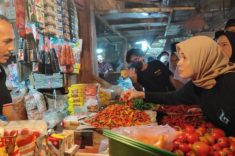 Istri calon presiden nomor urut 3 Ganjar Pranowo, Siti Atikoh (kanan baju hitam) tengah memeriksa harga cabai di Pasar Induk Rau Kota Serang, Banten, Senin (11/12/2023) pagi.