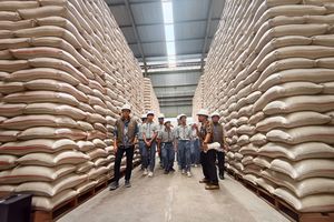 Stok Beras Melimpah di Gudang Indramayu, Bulog: Saat Ini Tak Perlu Impor