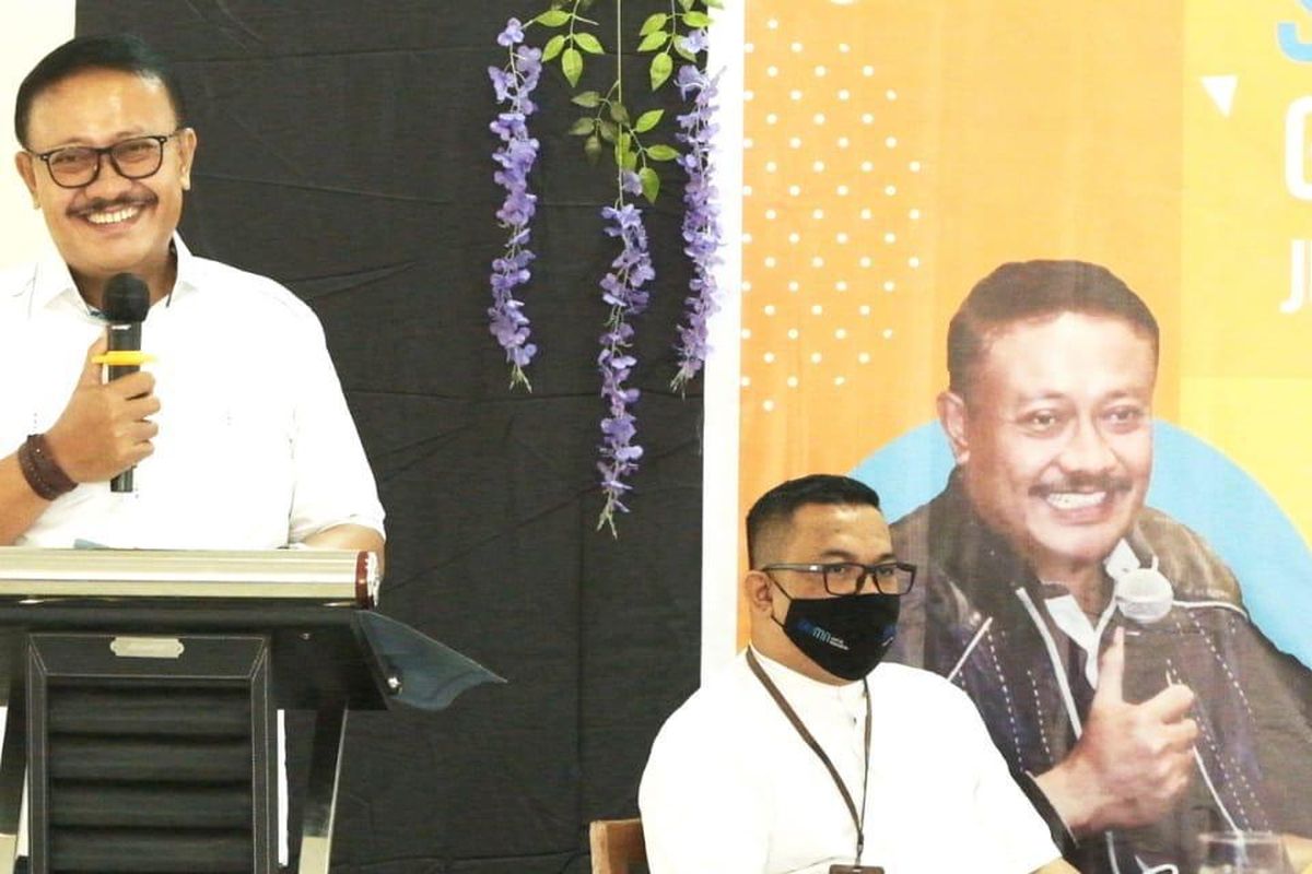 Wakil Ketua Komisi VI Dewan Perwakilan Rakyat (DPR) Republik Indonesia (RI) Sumarjaya Linggih dalam acara Jumpa UKM Muda Bali, Sosialisasi Ultra Mikro Oleh Gde Sumarjaya Linggih di Denpasar, Bali (5/6/2021).