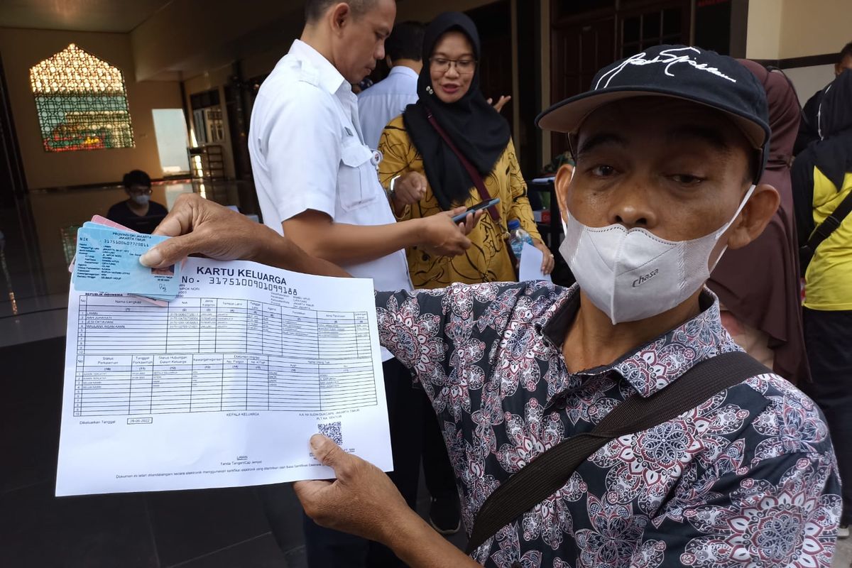 Lamin (50), warga yang terdampak perubahan nama jalan di DKI Jakarta. Ia harus mengurus perubahan dokumen kependudukan di Jalan Raya Setu Cipayung, Rabu (29/6/2022).