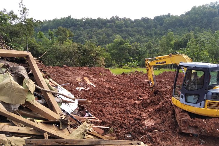 Upaya lanjutan pencarian korban longsor di Dusun Selopuro Ngetos, Selasa (16/2/2021).