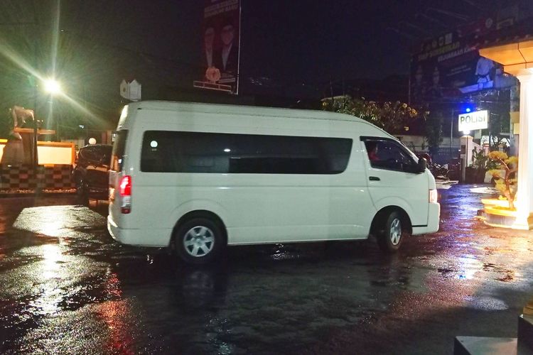 Mobil pariwisata Toyota Hi-ace yang sempat hilang saat di halaman parkir Polres Sukabumi Kota, Jawa Barat, Minggu (29/9/2024) malam.