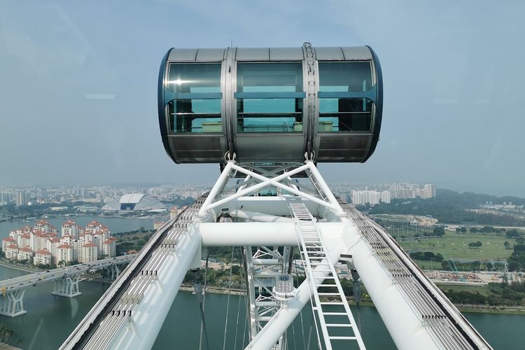 Singapore Flyer memiliki ketinggian 165 meter dan menawarkan pemandangan ke tiga negara sekaligus. Ada 28 kapsul pengamatan yang masing-masing sanggup menampung hingga 28 orang. 
