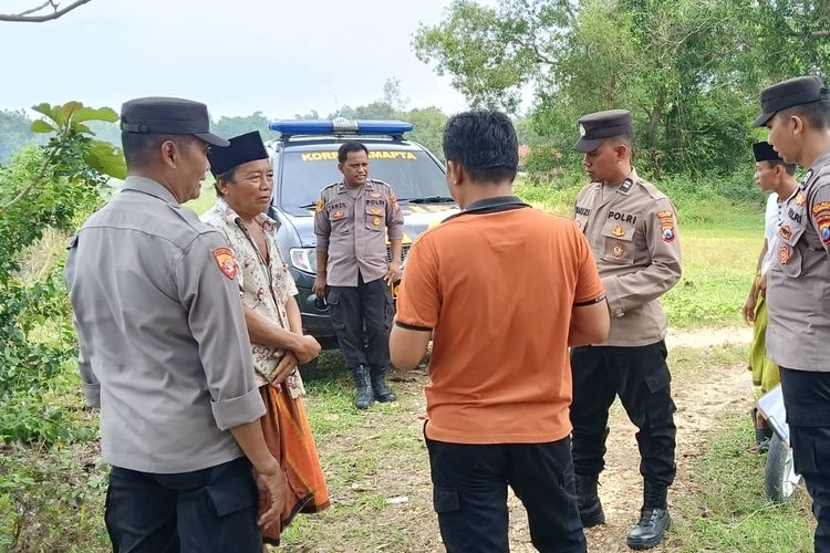 Polisi melakukan olah TKP di tanah percaton Desa Kodak, Sampang. 
