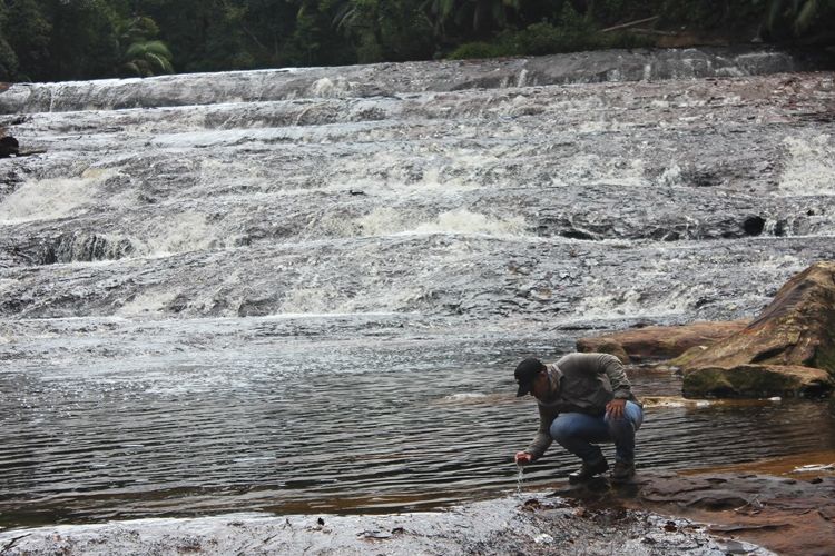 Air terjun 7 susun di destinasi wisata Sungai Hitam di Kecamatan Seimenggaris, Kabupaten Nunukan, Kalimantan Utara merupakan tempat favorit pengunjung melakukan foto selfie. Sungai Hitam merupakan destinasi wisata alami yang belum dikelola oleh pemerintah daerah setempat. Untuk menuju lokasi tersebut pengunjung harus mencarter kendaraan karena belum ada kendaraan yang melayani secara reguler ke Sungai Hitam. Namun eksotisme warna sungai yang menghitam menjadi daya tarik tersendiri bagi pengunjung untuk datang.