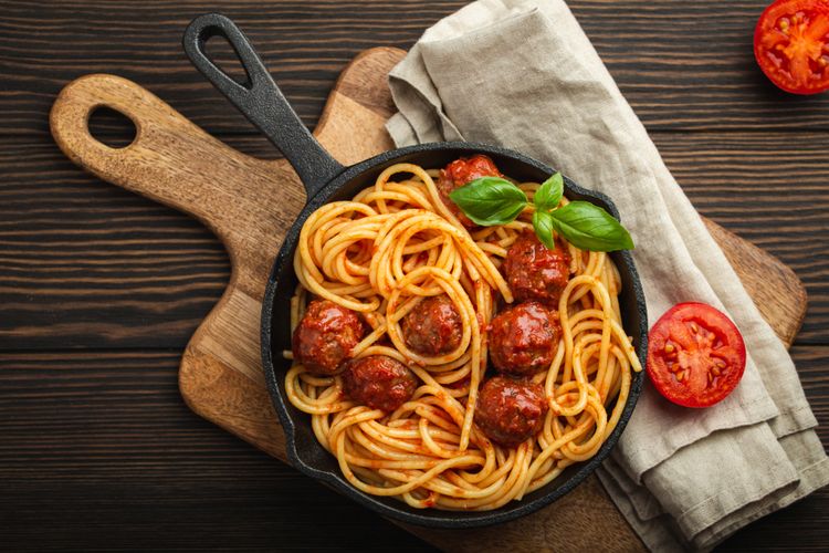 Ilustrasi spaghetti meatball. 