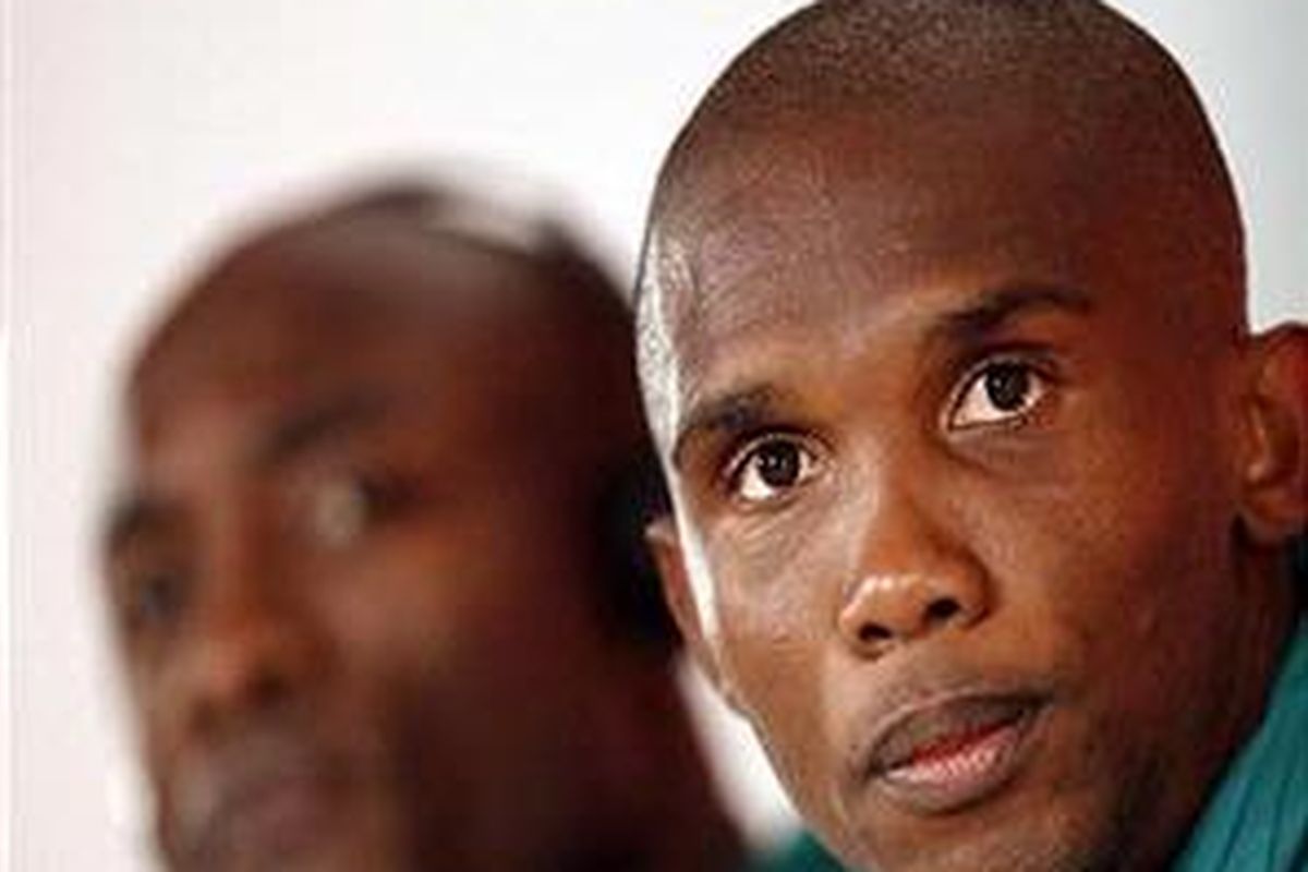 Striker Kamerun dan Inter Milan, Samuel Etoo (kanan).