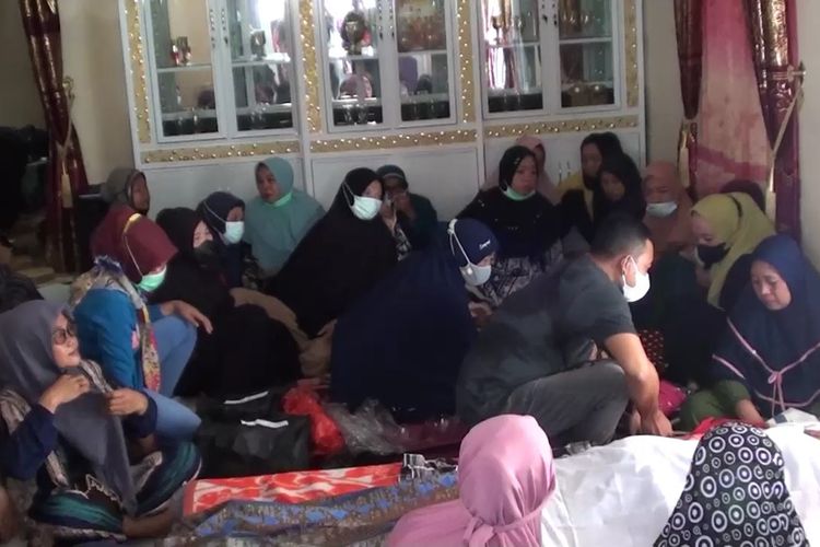 Aparat kepolisian tengah melakukan penyelidikan di rumah duka seorang bocah yang tewas akibat keracunan massal di Kabupaten Takalar, Sulawesi Selatan. Sabtu, (2/10/2021).