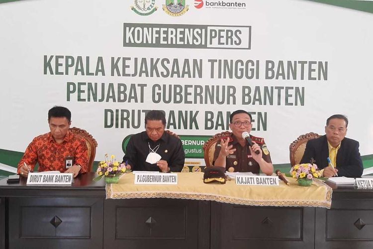 Kepala Kejati Banten Leonard Eben Ezer Simanjuntak (dua dari dari kanan) menyampaikan penyidik tengah mendalami adanya tindak pidana pencucian uang pada kasus kredit macet yang dilakukan oleh dua orang tersangka.