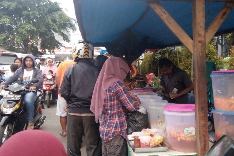 Salah satu tempat berburu takjil di Bekasi, di pertigaan jalan raya tepat di depan Masjid Al-Muhajirin Perumnas 1 Bekasi, Rabu (23/5/2018). 