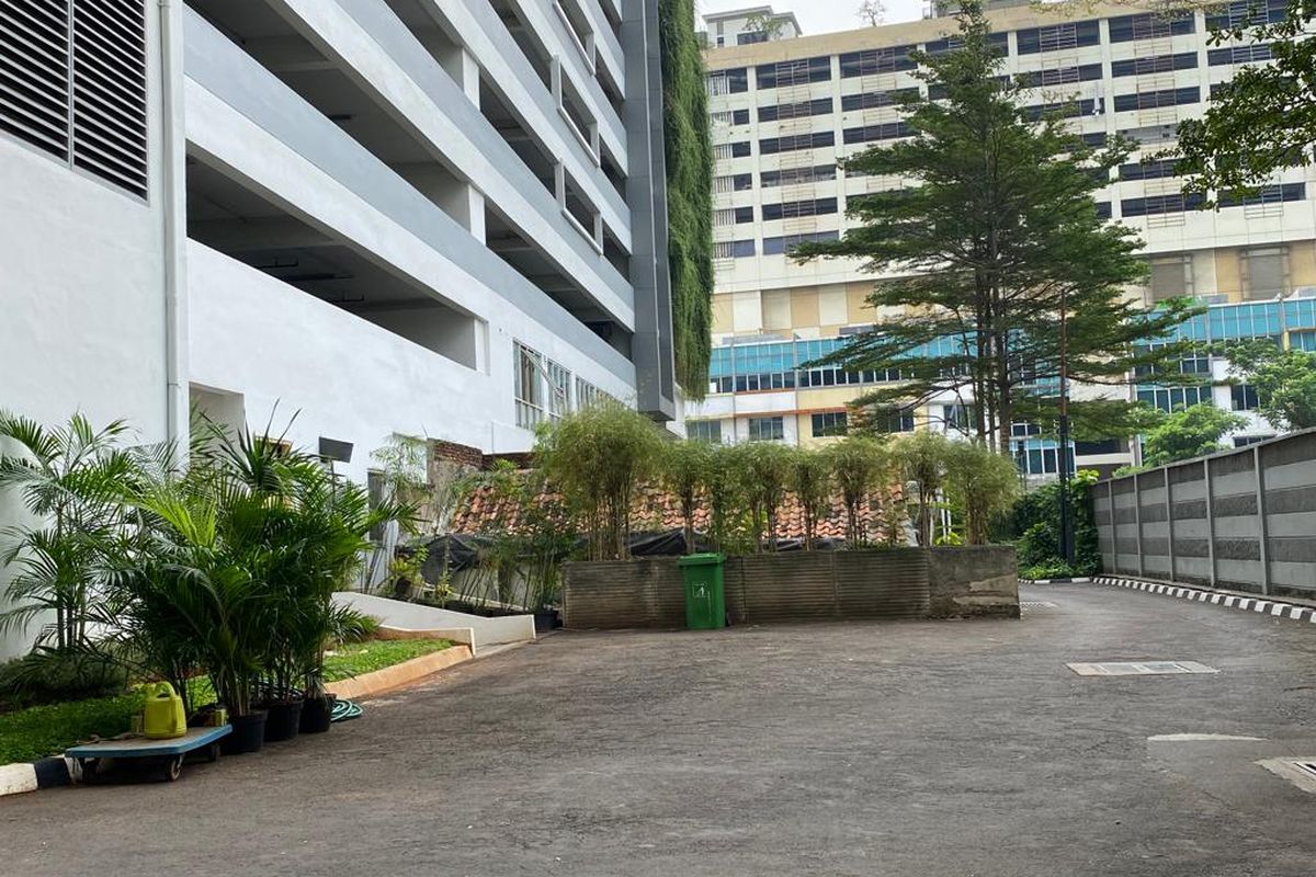 Rumah Lies (68) tetap berdiri di antara megahnya gedung Apartemen Thamrin Excecutive Residence, Jakarta Pusat, Sabtu (20/5/2023). 