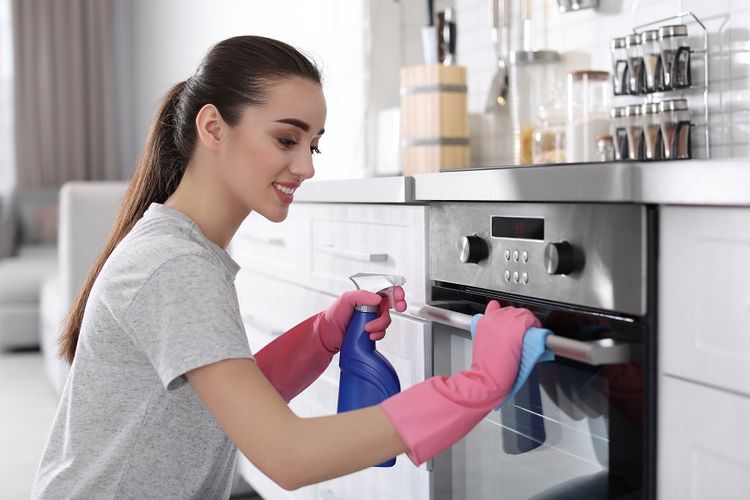 Cara membersihkan pintu kaca oven: ibu rumah tangga berpengalaman berbagi rahasianya