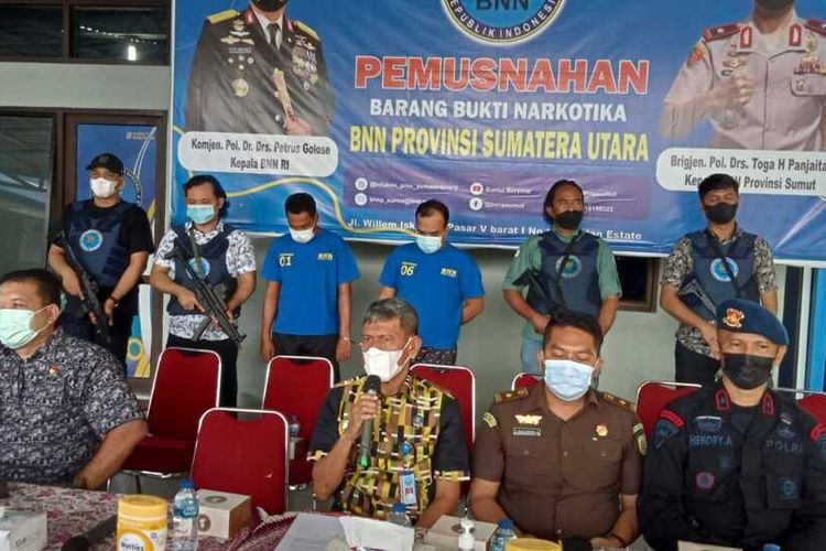 Kepala BNNP Sumut, Brigjend Pol Toga H Panjaitan menjelaskan kronologi penangkapan dua pria di Medan yang membawa 21 kg sabu-sabu untuk dibawa ke Jambi pada Sabtu (8/10/2022). Kedua pelaku mengaku sebagai kurir dan diupah Rp 40 juta. Pemilik barang masih dalam pengejaran.