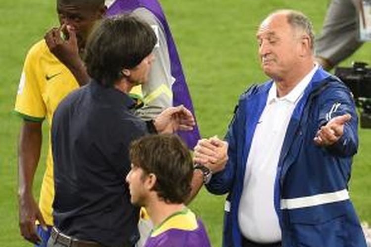 Pelatih tim nasional Brasil, Luiz Felipe Scolari (kanan), berjabat tangan dengan pelatih Jerman, Joachim Loew, usai laga perempat final Piala Dunia antara kedua kubu, yang dimenangi Jerman 7-1, di Estadio Mineirao, Belo Horizonte, Selasa (9/7/2014).