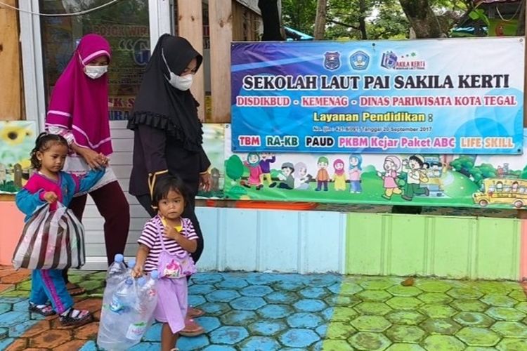 Orangtua mengantar anaknya bersekolah di Sekolah Laut Sakila Kerti Tegal yang cukup membayar dengan sampah plastik seadanya setiap sepekan sekali, Jumat (18/2/2022). 