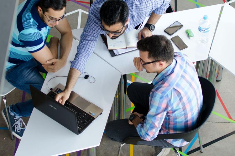 Ilustrasi pegawai, bekerja di kantor.