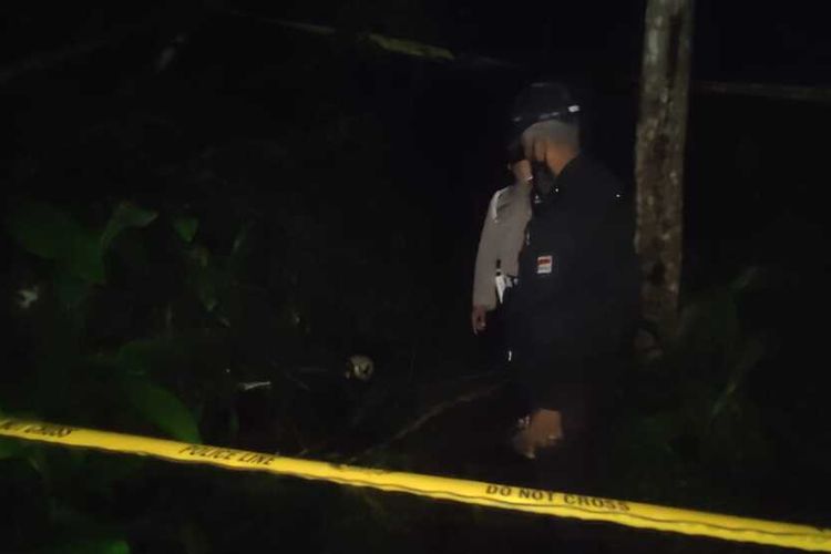 Lansia pencari nira kelapa ditemukan tewas di pekarangan belakang rumahnya pada Pedukuhan Klepu, Kalurahan Hargowilis, Kapanewon Kokap, Kabupaten Kulon Progo, Daerah Istimewa Yogyakarta.
