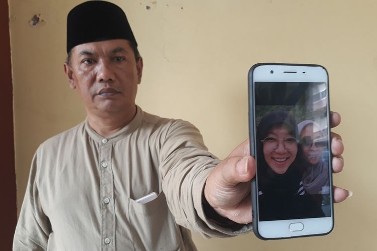 Idzofi (54) kerabat dekat korban kecelakaan Tol Purbaleunyi bernama Umayah Ulfah (25) saar menunjukkan foto Umayah dan temannya bernama Nailisma yang juga korban kecelakaan tersebut, Kamis (12/9/2019).