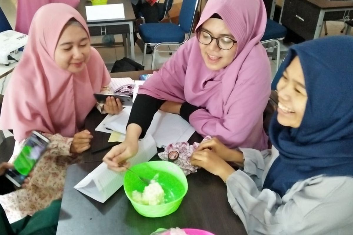 Mahasiswa pendidikan guru sekolah dasar (PGSD) Universitas Jambi sedang melakukan percobaan menemukan cara membuat es krim tanpa menggunakan kulkas. Pembelajaran ini relevan dengan merdeka belajar dengan mendorong mahasiswa memecahkan masalah dan membuat inovasi.