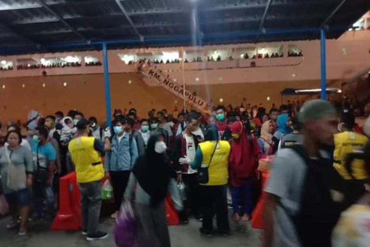 Ratusan pemudik yang tiba dengan KM Ngapulu menjalani pemeriksaan ketat oleh petugas di Pelabuhan Yos Sudarso Ambon, Minggu malam (29/3/2020)