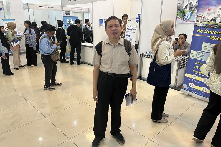 9 Tahun Tak Punya Pekerjaan Tetap, Rahman Jalan Kaki ke Job Fair di Usia 45 Tahun: Saya Optimis