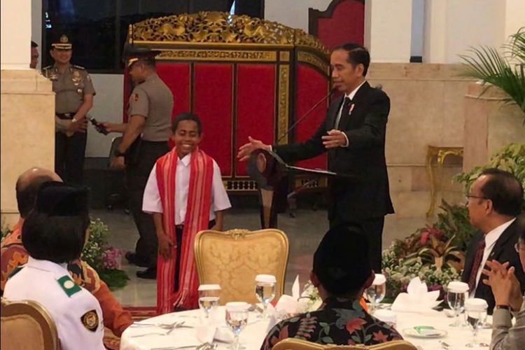 Presiden Joko Widodo saat bertemu Yohanis Ande Kala Marcal Lau alias Joni (13), bocah asal Atambua, NTT, di Istana Negara, Jakarta, Senin (20/8/2018). 