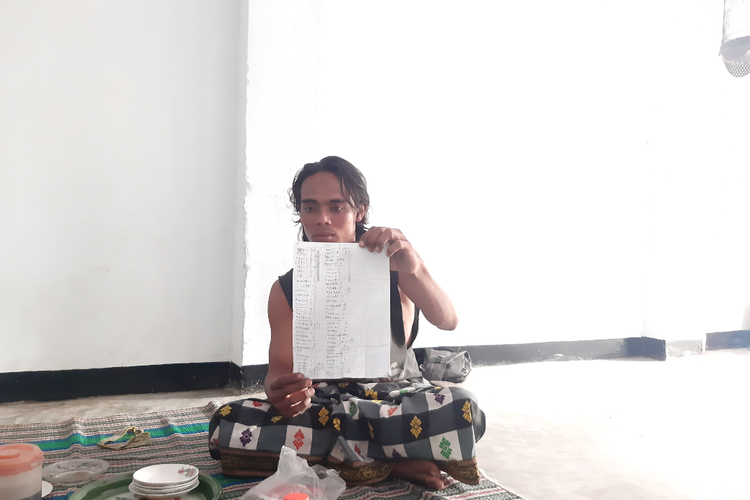Viki menunjukkan daftar barang yang dikirim toko untuk perbaikan rumah miliknya hasil bantuan Baznas Lumajang, Jumat (11/3/2022)