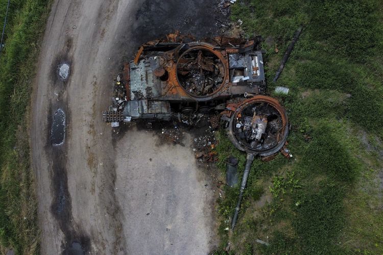 Bangkai tank yang hancur di Lypivka, pinggiran Kyiv, dalam lanjutan perang Rusia Ukraina terkini pada Selasa (14/6/2022).