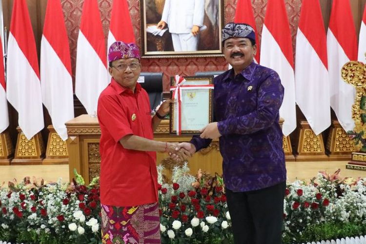 Menteri ATR/Kepala BPN Hadi Tjahjanto bersama Gubernur Bali I Wayan Koster saat penetapan Denpasar sebagai Kota Lengkap, Kamis (26/01/2023).