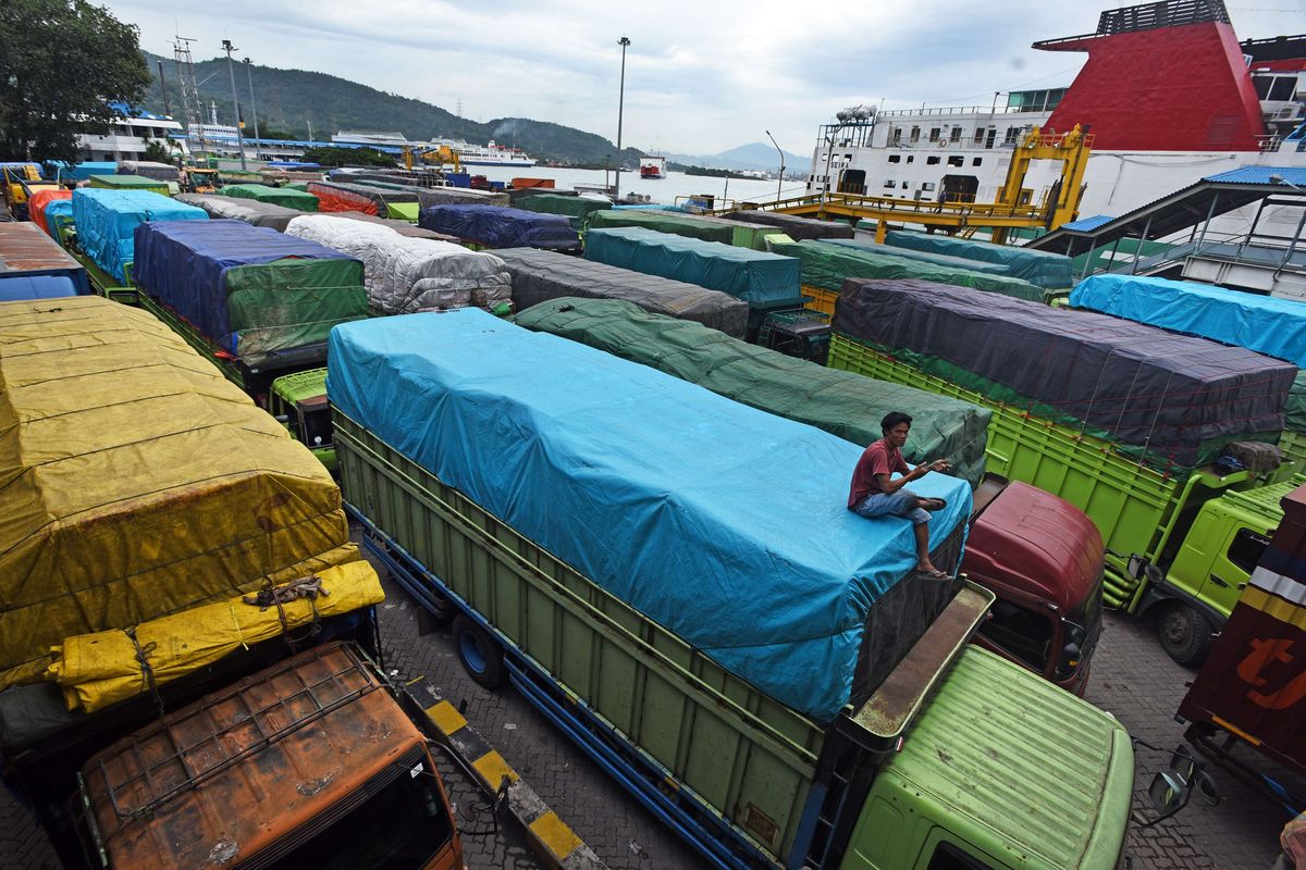 Sejumlah truk yang akan menyeberang ke Pulau Sumatera antre saat akan masuk ke kapal ferry di Pelabukan Merak, Banten, Kamis (10/2/2022). Arus penyeberangan di Pelabuhan Merak terhambat cuaca buruk yang ditandai angin kencang dan gelombang tinggi sehingga terjadi penumpukan kendaraan sejak dua hari terakhir.