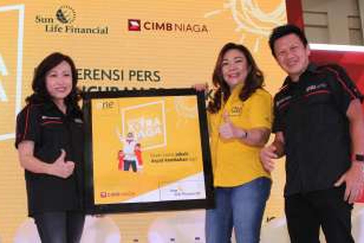 Presiden Direktur Sun Life Financial Indonesia Elin Waty (tengah) bersama Direktur Consumer Banking CIMB Niaga Lani Darmawan (kiri) dan Head of Retail Product CIMB Niaga Budiman Tanjung meluncurkan produk asuransi X-Tra Jaga di BSD City, Minggu (2/10). 