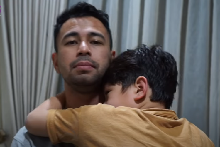 Raffi Ahmad menenangkan Rafathar yang menangis karena tangannya terluka.