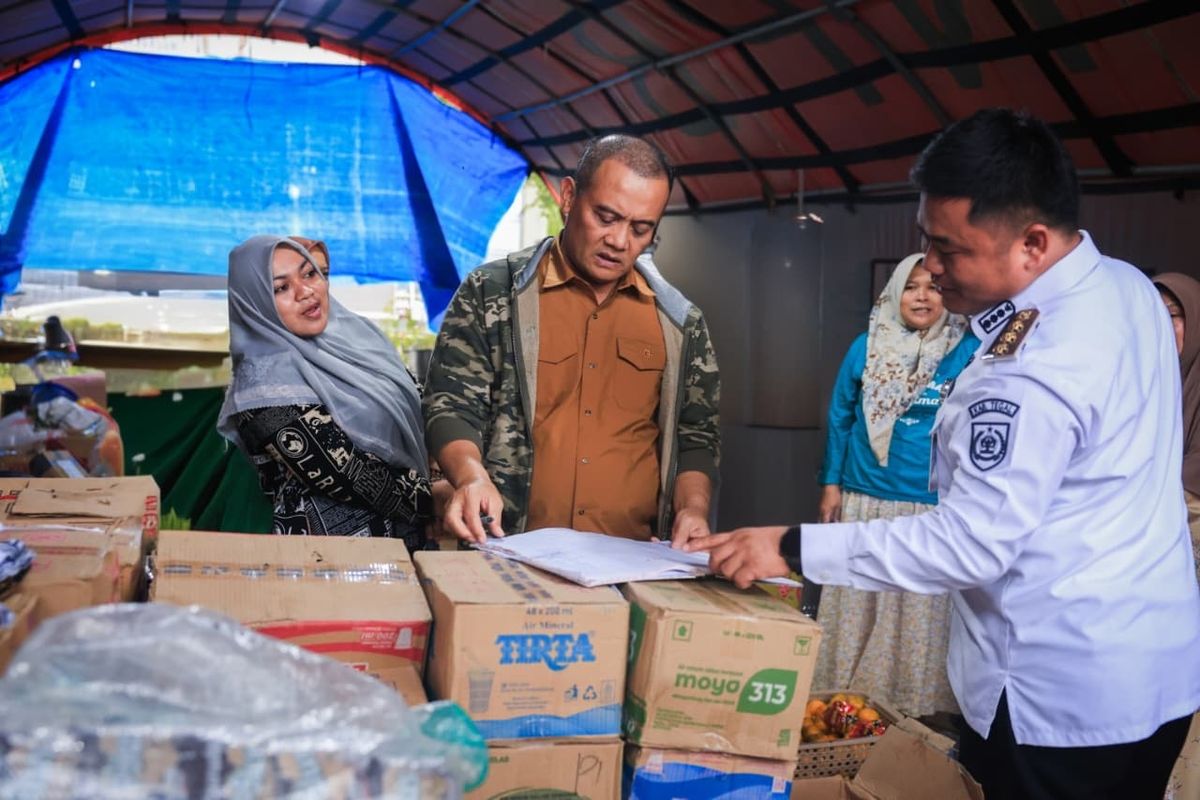 Gubernur Ahmad Luthfi meninjau pembangunan hunian sementara (huntara) bagi warga terdampak bencana tanah gerak di Desa Padasari, Kecamatan Jatinegara, Kabupaten Tegal, Rabu (18/2/2026).
