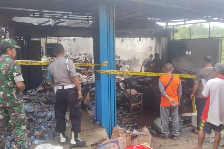 Salah satu toko milik warga kecamatan Panggul Trenggalek ludes terbakar, Selasa (09/05/2023)