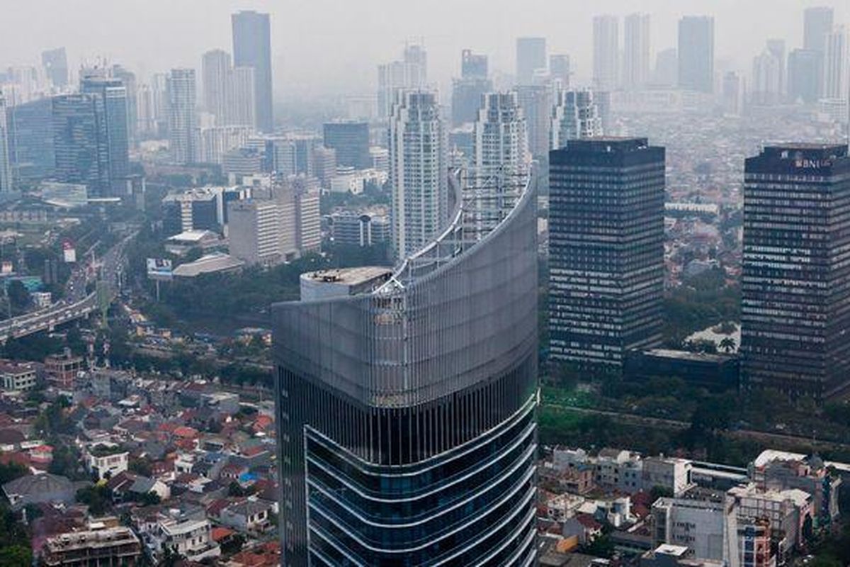 Suasana gedung-gedung perkantoran di DKI Jakarta difoto dari ketinggian. Kebanyakan gedung-gedung ini belum bersertifikat sebagai green building.