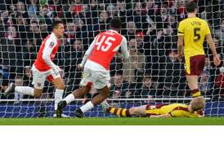 Gelandang Arsenal asal Cile, Alexis Sanchez (kiri), melakukan selebrasi setelah mencetak gol kedua timnya ke gawang Burnley pada pertandingan babak keempat Piala FA di Emirates Stadium, London, Sabtu (30/1/2016).