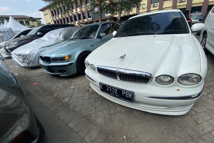 Salah satu mobil mewah merek Jaguar yang diamankan Polda Lampung dari selebgram Palembang berinisial APS, Rabu (30/8/2023).