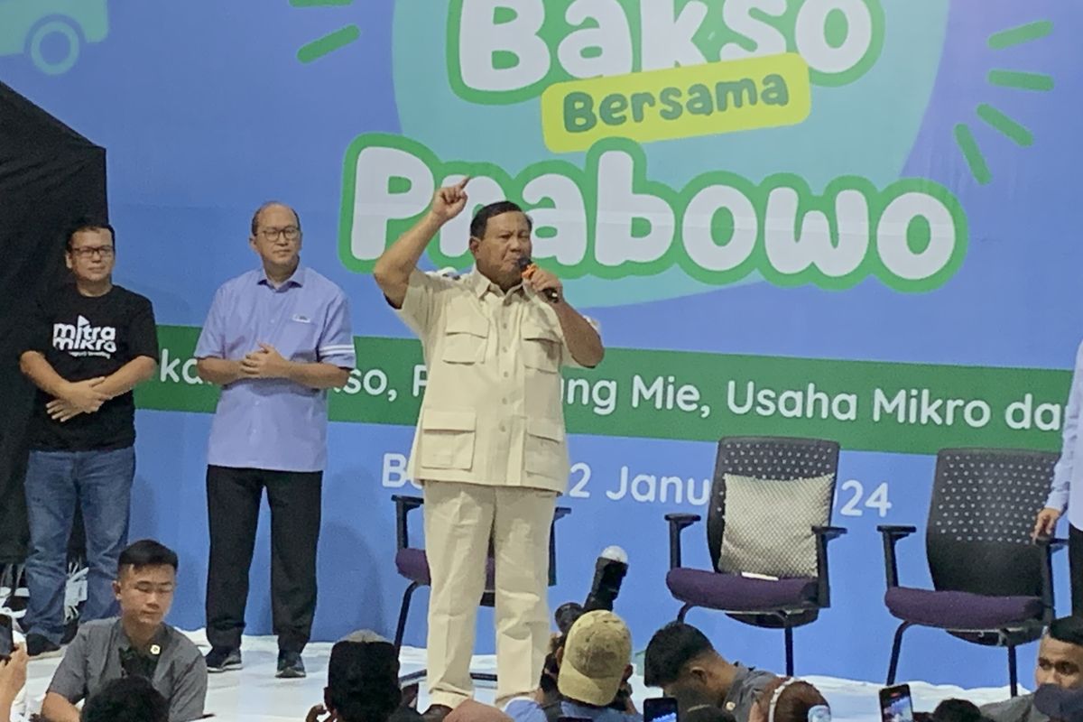 Calon presiden nomor urut 2, Prabowo Subianto menanggapi soal adanya orang yang mengingatkan kalau calon presiden harus berbicara yang santun di Bandar Djakarta Summarecon Bekasi, Kota Bekasi, Senin (22/1/2024).