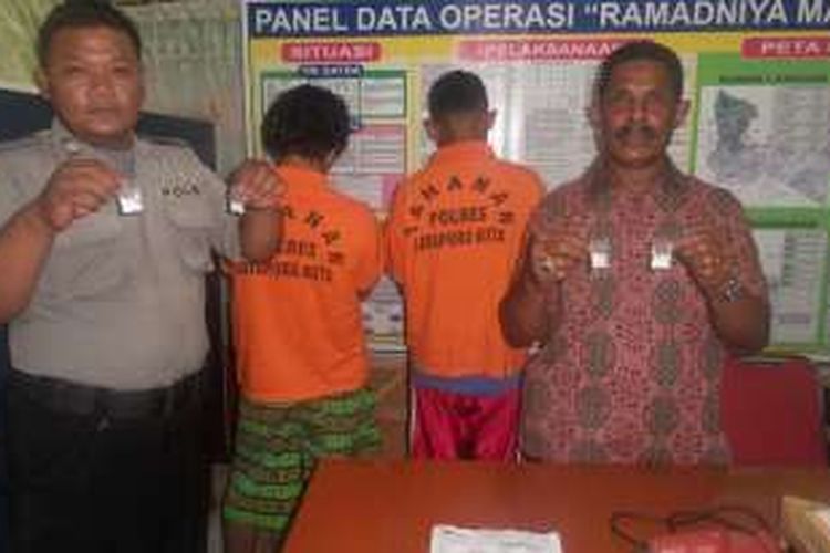 Perwira Urusan Humas Polres Kota Jayapura Iptu Jahja Rumra menunjukkan barang bukti narkoba jenis sabu dan kedua pelaku pada Sabtu (17/9/2016)