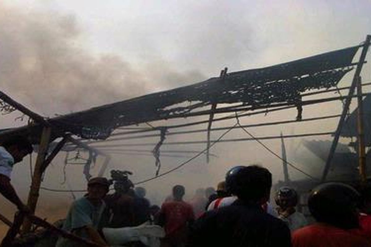 Warga dan petugas damkar berusaha memadamkan api, Jumat (9/9/2011).