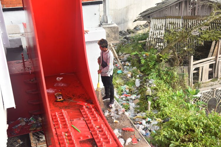 Sampah berserakan di sekitar Jembatan Gladak Perak Lumajang