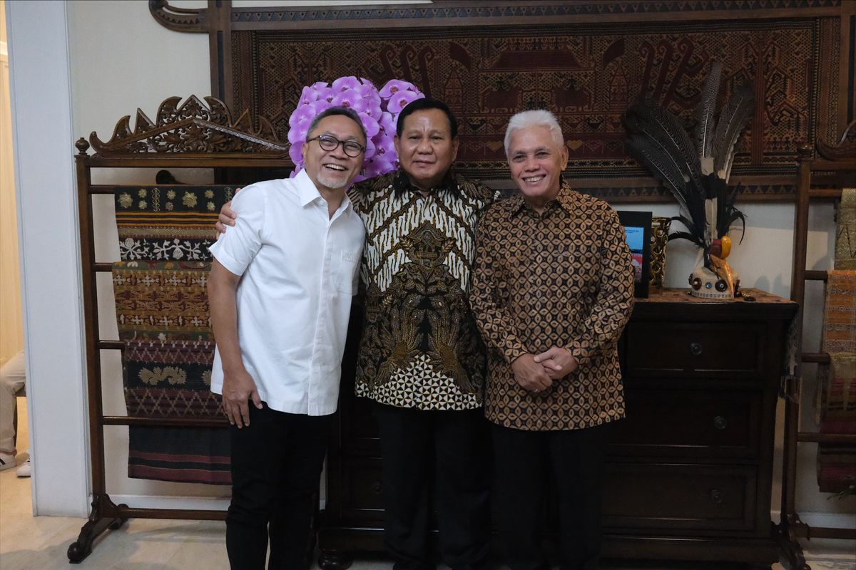 Menteri Pertahanan yang juga presiden terpilih pemilihan umum 2024, Prabowo Subianto berfoto bersama Menteri Perdagangan yang juga Ketua Partai Amanat Nasional (PAN) Zulkifli Hasan (Zulhas), dan Mantan Ketua PAN Hatta Radjasa di kediaman rumah Zulhas di Jalan Widya Chandra IV, Jakarta Selatan, Kamis (11/4/2024).