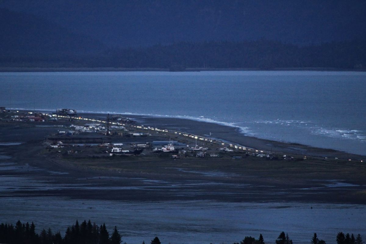 Lampu depan dari barisan mobil bersinar saat senja ketika orang-orang mengevakuasi di Homer, Alaska, menyusul gempa bumi dahsyat di Kepulauan Aleutian yang memicu peringatan tsunami. Tidak ada laporan kerusakan di daerah berpenduduk jarang di negara bagian itu, dan peringatan tsunami kemudian dibatalkan.