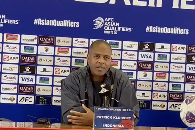 Pelatih Timnas Indonesia, Patrick Kluivert, berbicara dalam sesi konferensi pers di Stadion Utama Gelora Bung Karno, Rabu (4/6/2025) jelang laga Kualifikasi Piala Dunia 2026 antara Timnas Indonesia vs China.