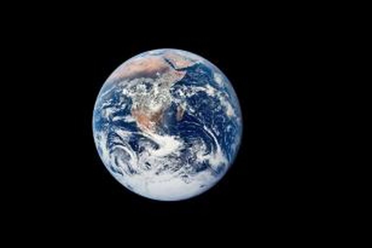 Bumi tampak sebagai kelereng biru dalam citra hasil jepretan misi Apollo 17