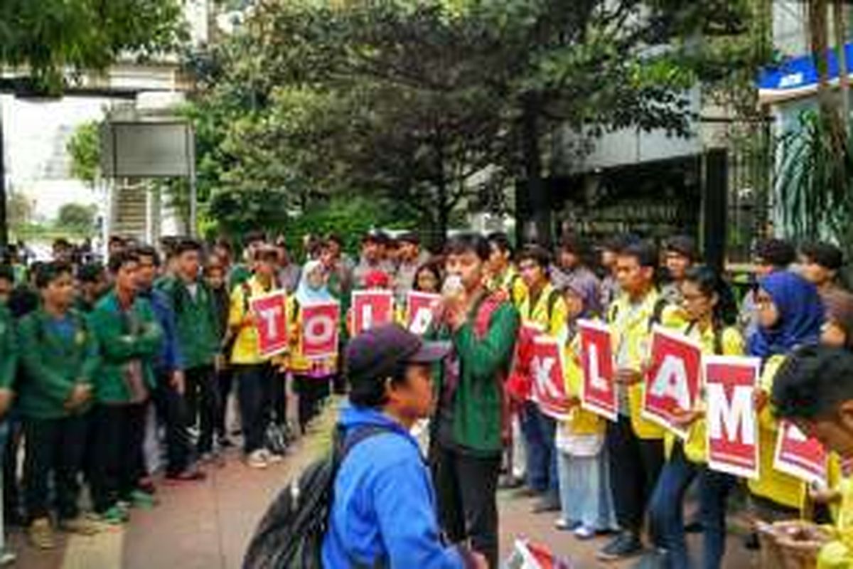 Mahasiswa Universitas Negeri Jakarta (UNJ) dan Universitas Indonesia (UI) melakukan aksi penolakan terhadap proyek reklamasi Teluk Jakarta di depan Gedung Kementerian Koordinator Bidang Kemaritiman, Jakarta Pusat, Selasa (13/9/2016) sore.