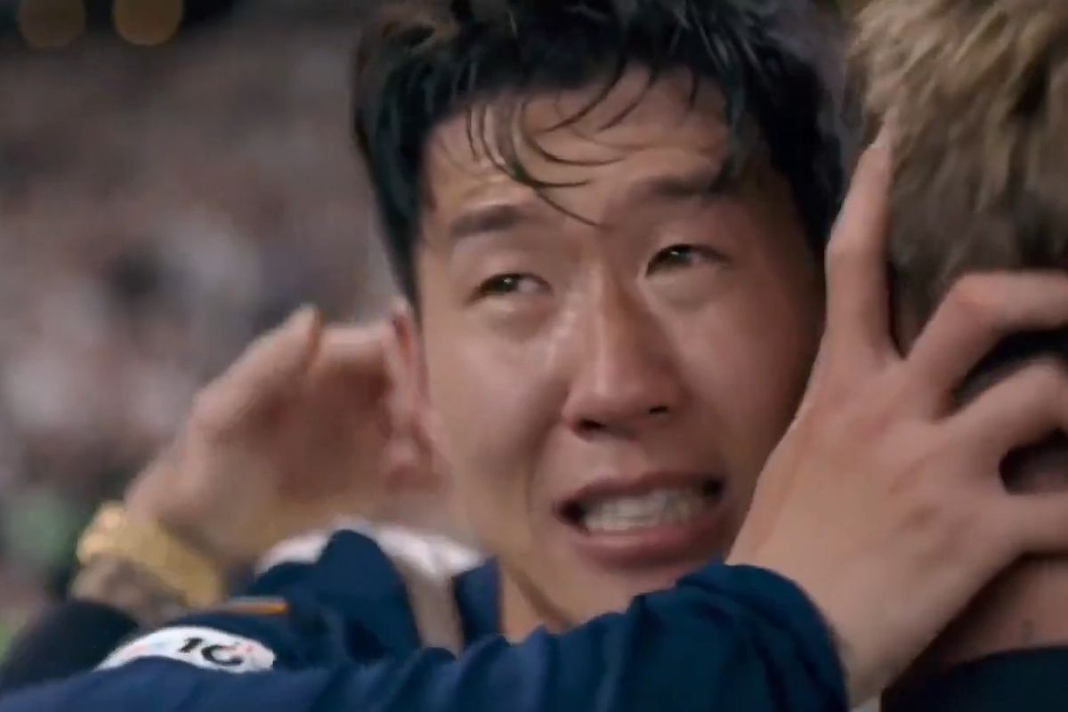 Kapten Tottenham Hotspur Son Heung-min tak kuasa menahan mata usai final Liga Europa pada Kamis (22/5/2025) dini hari WIB.